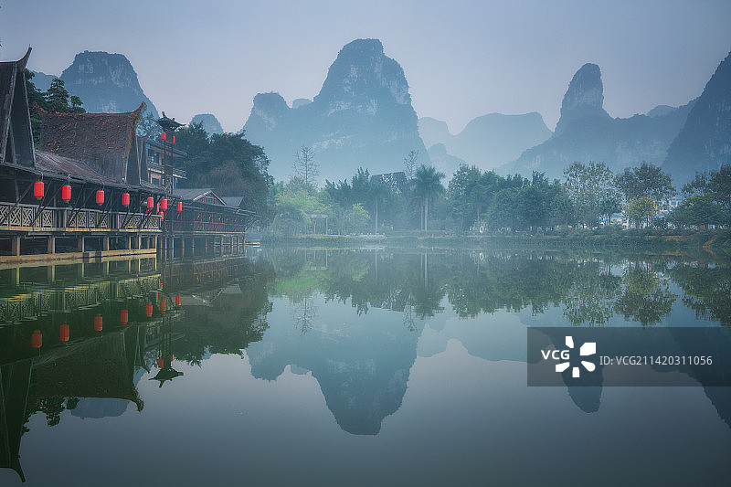 晨雾中的明仕田园图片素材