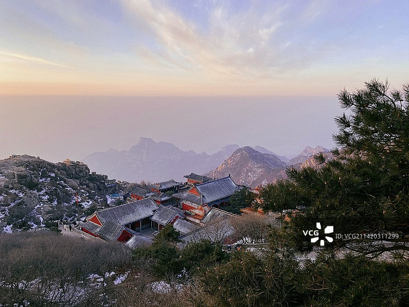 日出后的泰山一角图片素材