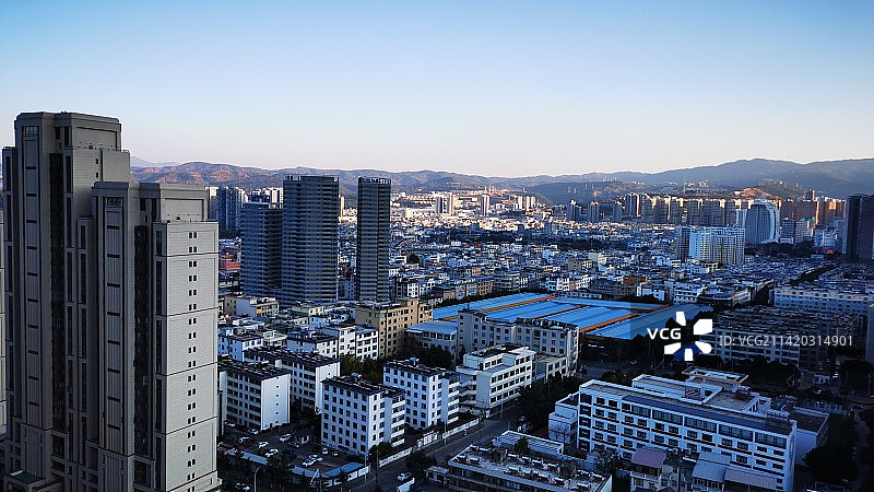 夕阳映照云南大理下关某社区高角度视图图片素材