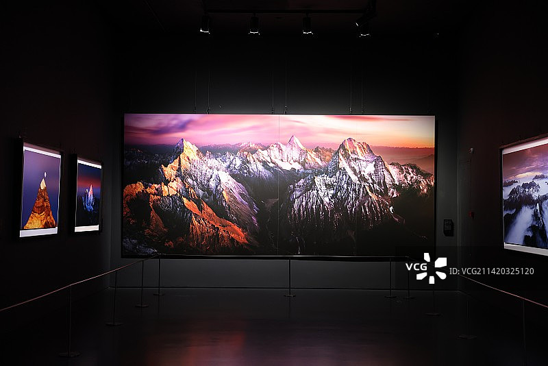 罗红摄影艺术馆摄影作品展厅图片素材