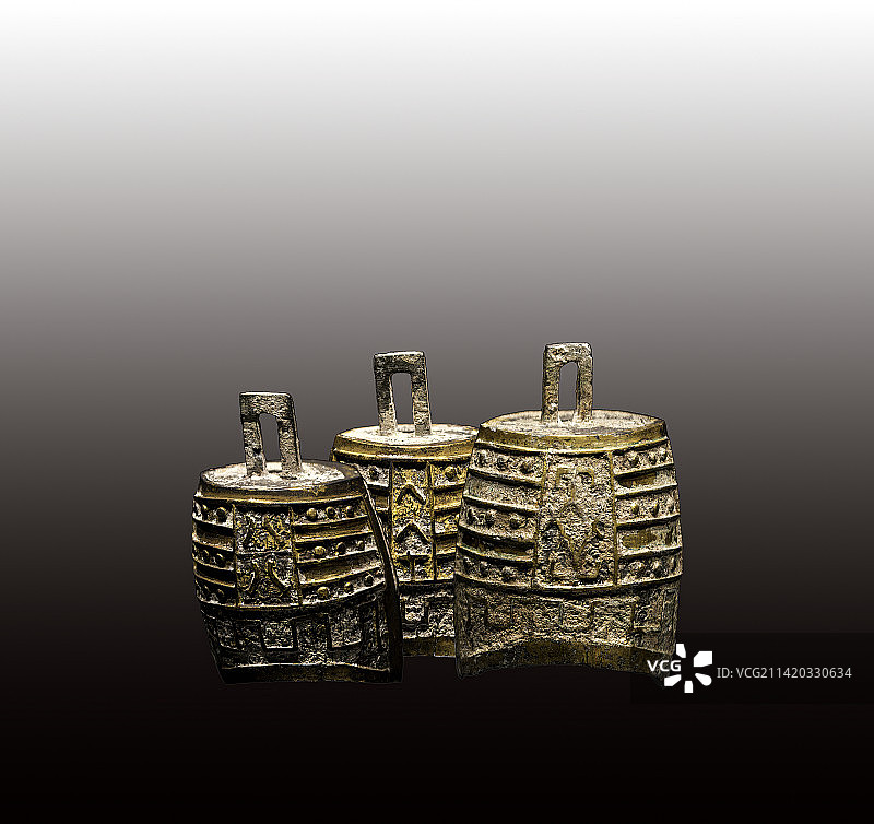 中国西汉乐器，鎏金编钟图片素材