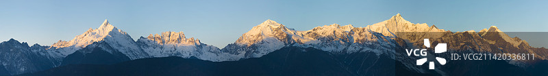日照金山-梅里雪山太子十三峰全景图图片素材