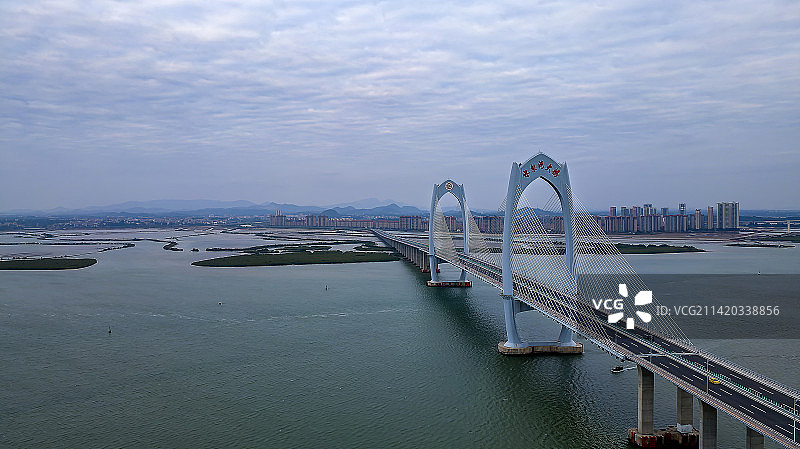 广东茂名水东湾跨海大桥航拍视角下的--城市天际线图片素材