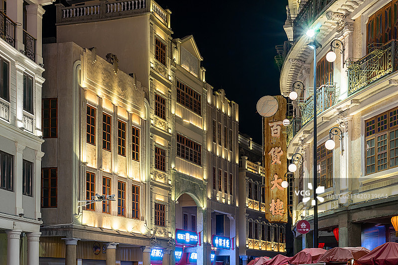 广东汕头小公园景区骑楼建筑街道夜景图片素材