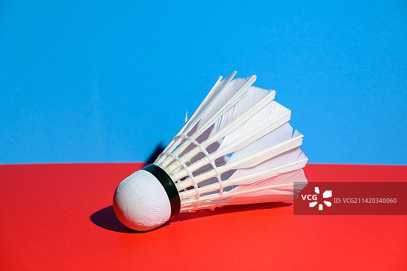 红蓝交错背景上的羽毛球图片素材