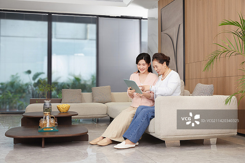 搂着妈妈的女儿图片素材