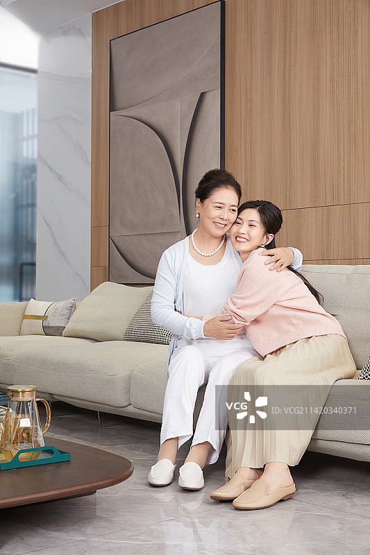 搂着妈妈的女儿图片素材