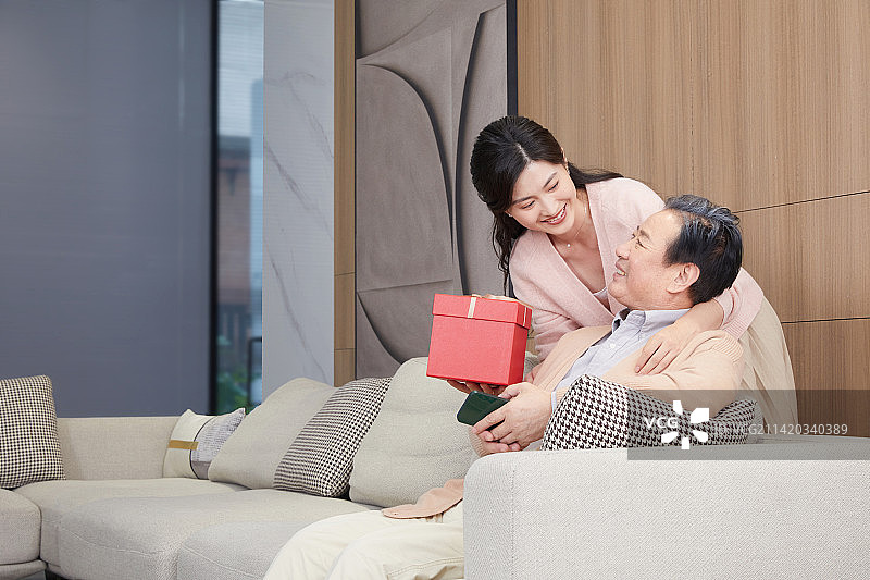 送礼物给爸爸的女儿图片素材