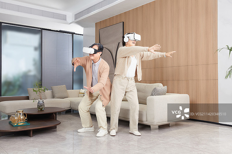 坐在客厅玩VR的中老年夫妻图片素材