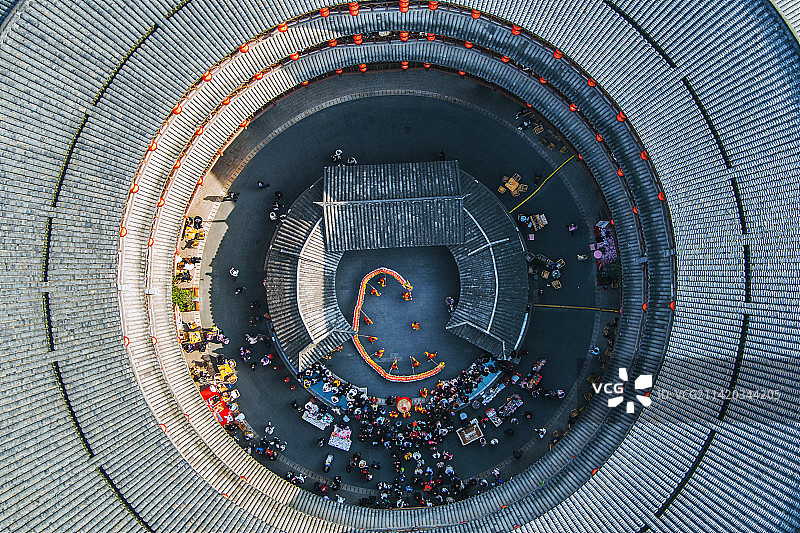 舞龙迎新春Dragon dance to welcome t图片素材
