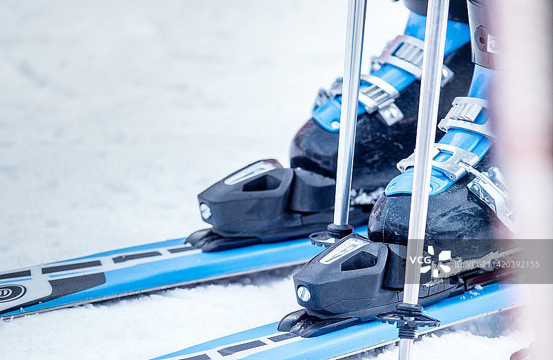 雪地上滑雪设备的特写镜头图片素材