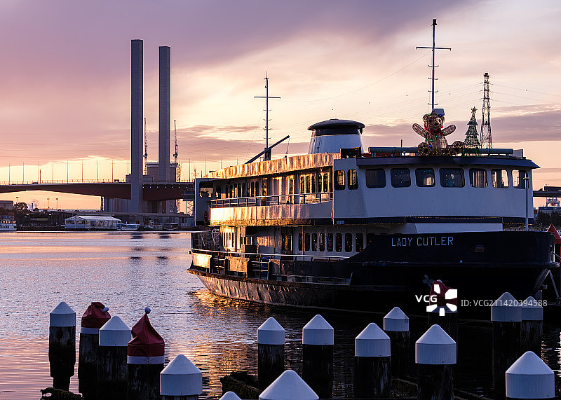 日落时的游艇码头图片素材