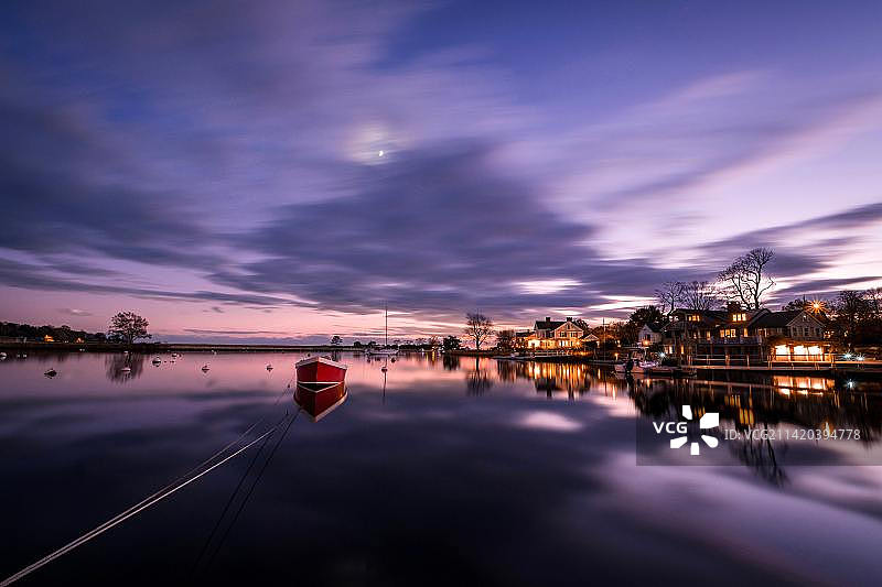 日落时分康涅狄格州费尔菲尔德的湖泊美景图片素材
