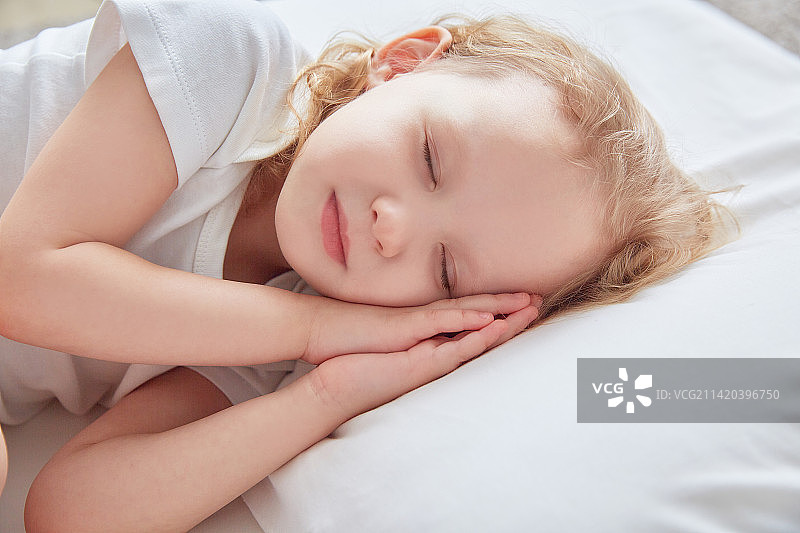 睡在白色枕头上的小女孩图片素材
