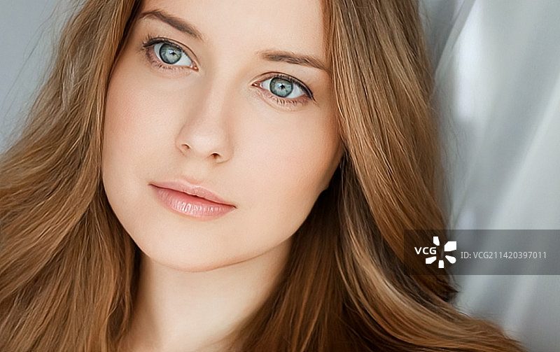 发型、美容和头发护理，拥有健康长发的漂亮女人图片素材