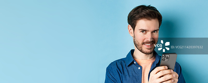 微笑的白人男人手持手机特写图片素材