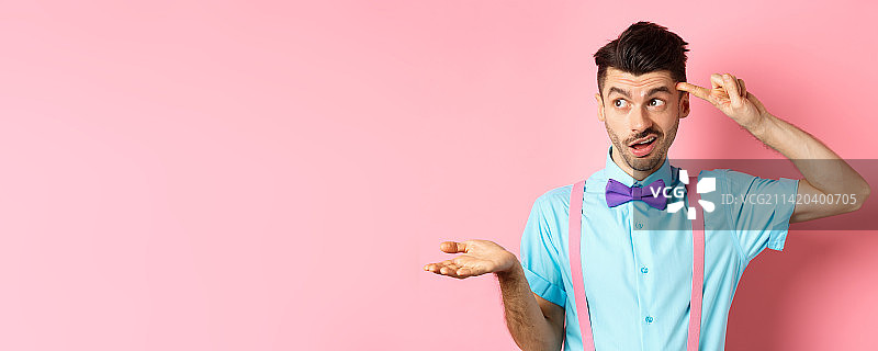 烦恼且持怀疑态度的男人抱怨愚蠢的事情，并指向前方图片素材