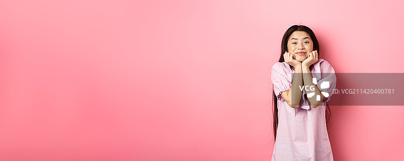 可爱快乐的亚洲女人兴奋地等待着什么图片素材