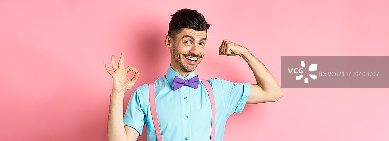 展示肱二头肌的年轻男子，戴着小胡子和领结图片素材