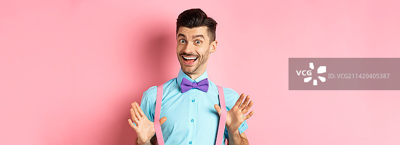 戴领结的快乐男人展示背带微笑图片素材