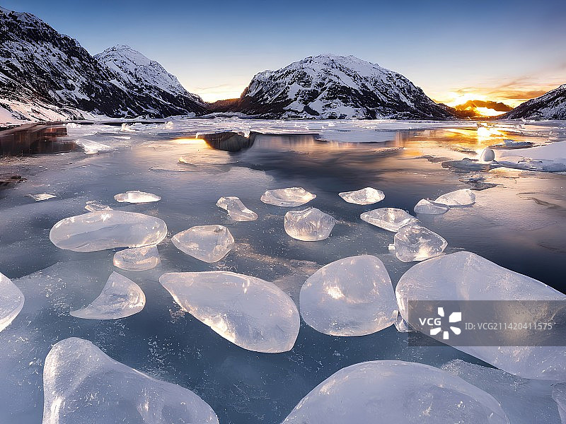 夕阳照射透亮的冰块图片素材