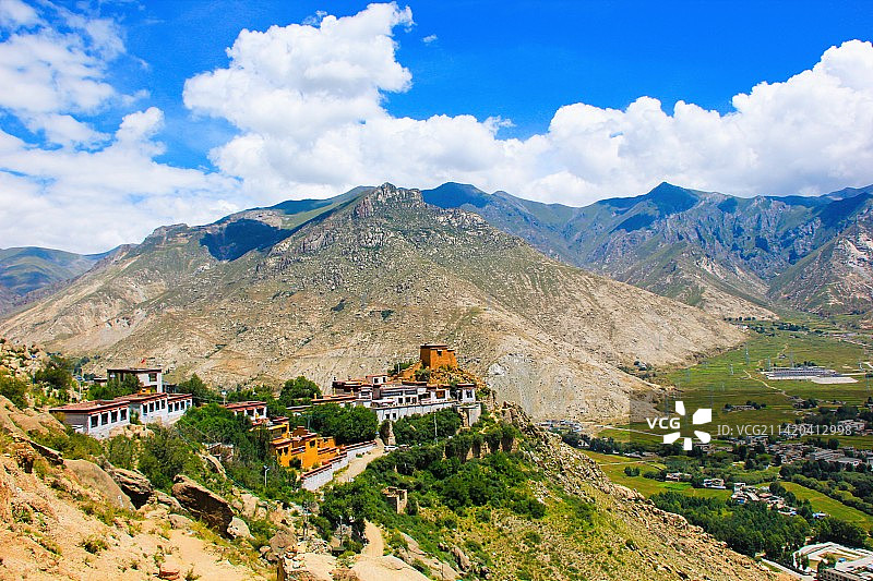 拉萨色拉寺后山的天和云图片素材