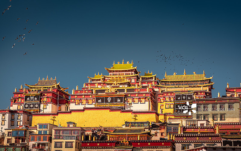 噶丹·松赞林寺图片素材