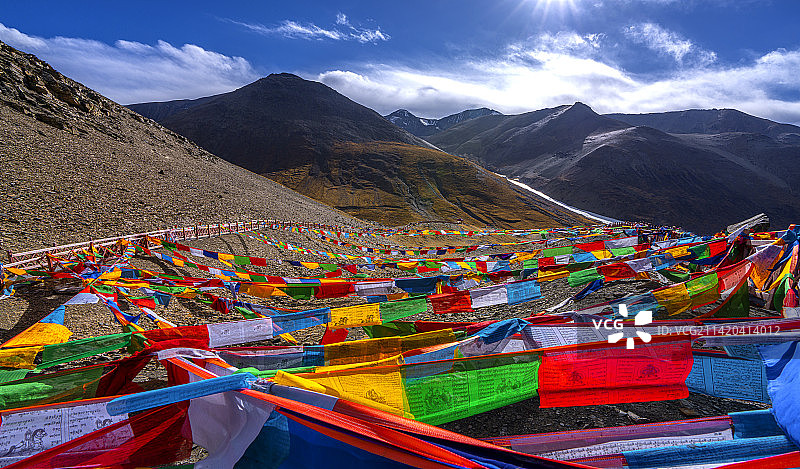 卡若拉冰川经幡图片素材