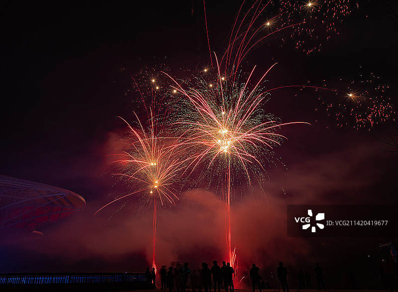 跨年夜人们在观赏绚烂美丽的烟花秀表演图片素材