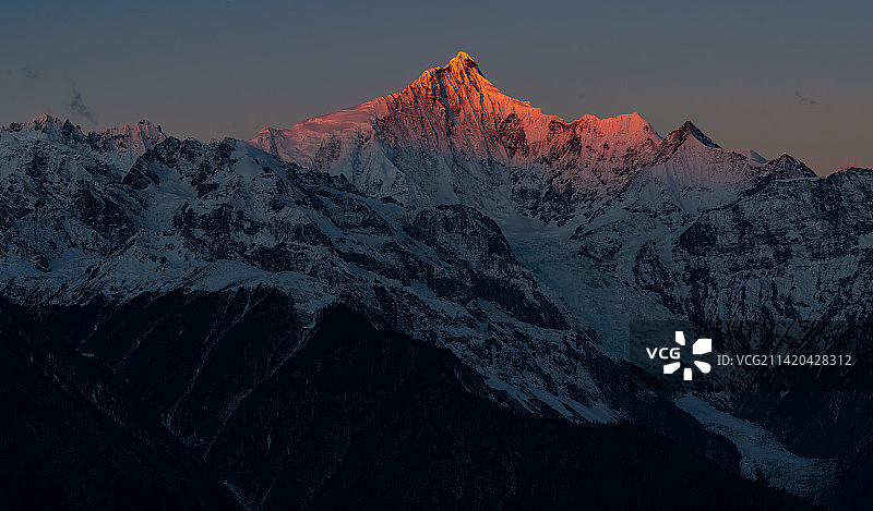 梅里雪山日照金山图片素材