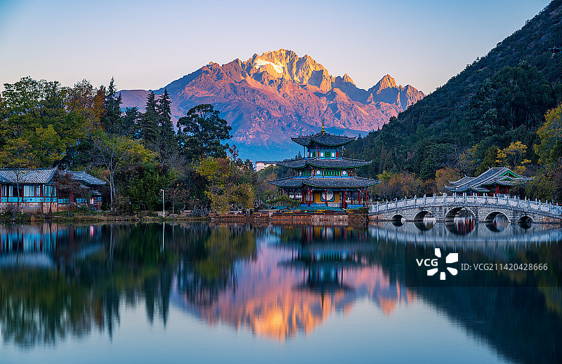 丽江黑龙潭日照金山图片素材