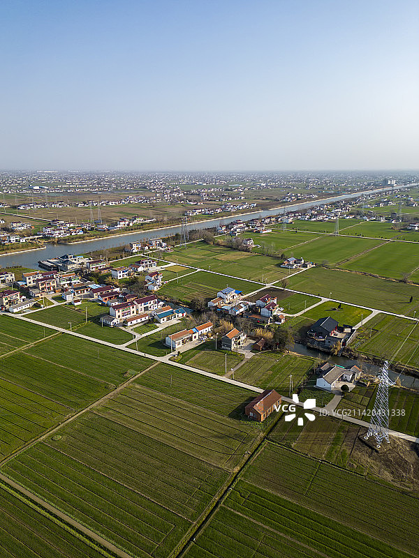 冬日晴天运河两岸平原农村风光图片素材