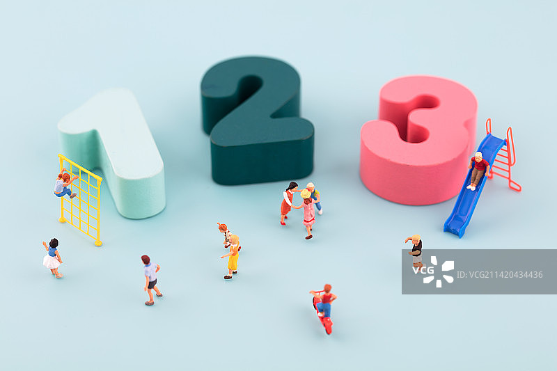 微缩创意玩耍的孩子和数字图片素材