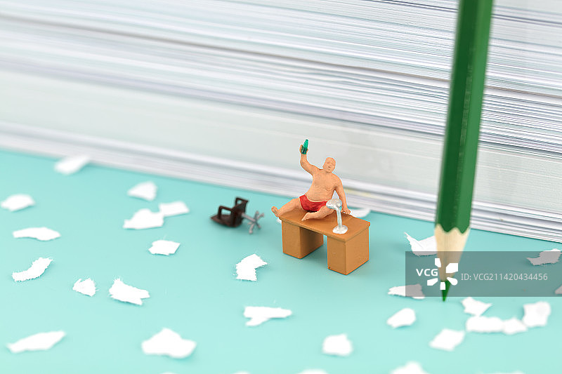 微缩创意醉酒不认真工作图片素材