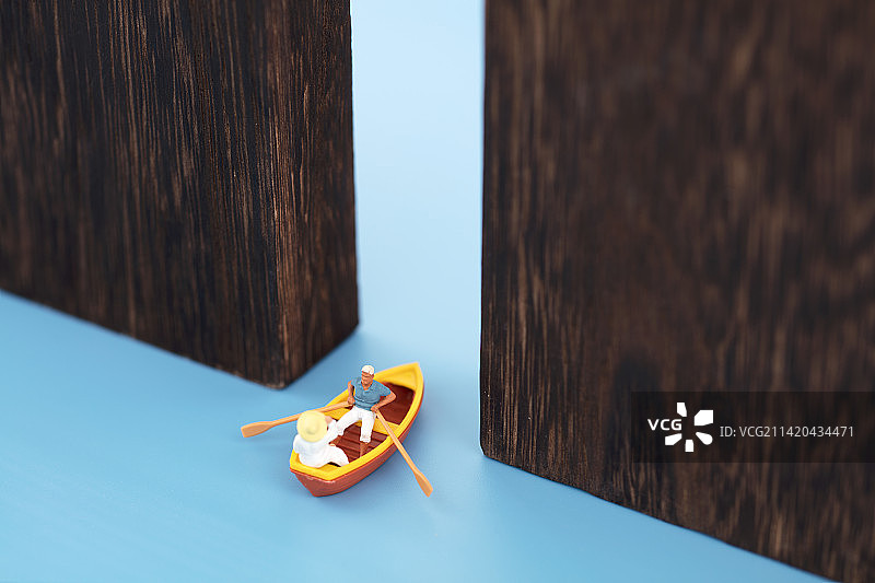 微缩摄影划船经过一道门图片素材