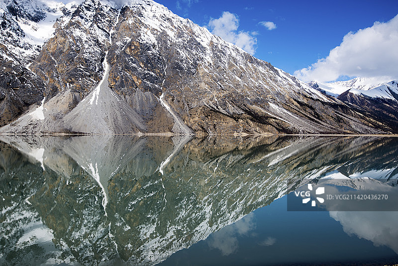 西藏八宿县然乌湖的倒影图片素材