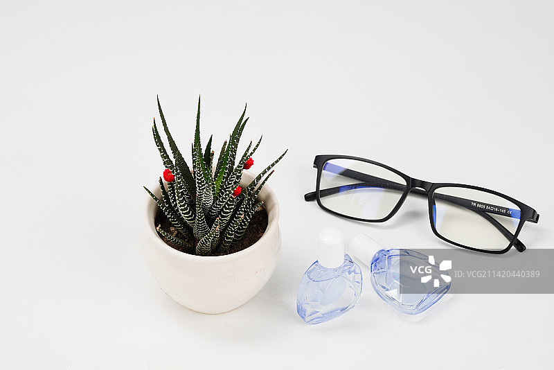 爱眼日隐形眼镜眼药水图片素材