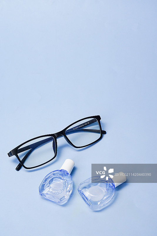 爱眼日隐形眼镜眼药水图片素材