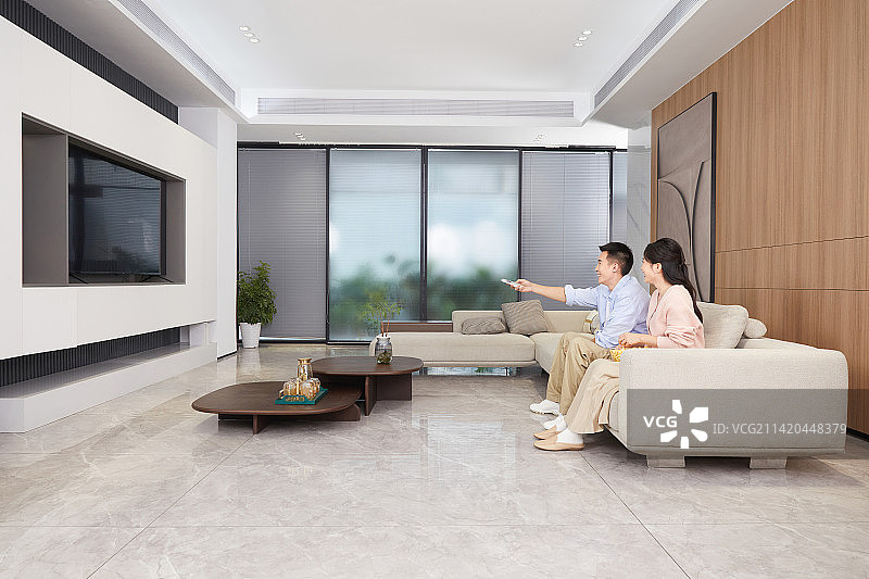 客厅里看电视的青年男女图片素材