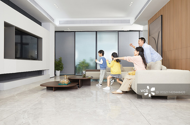 坐在客厅沙发上的一家四口图片素材