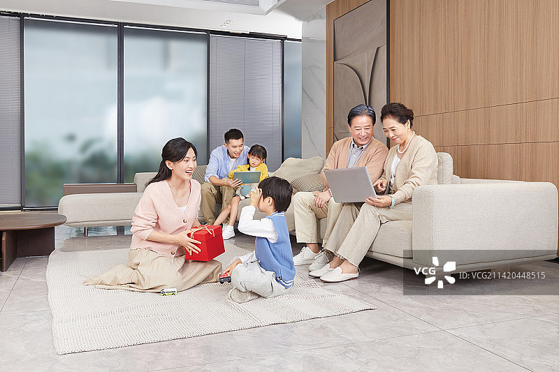 坐在地毯上玩耍的母子图片素材