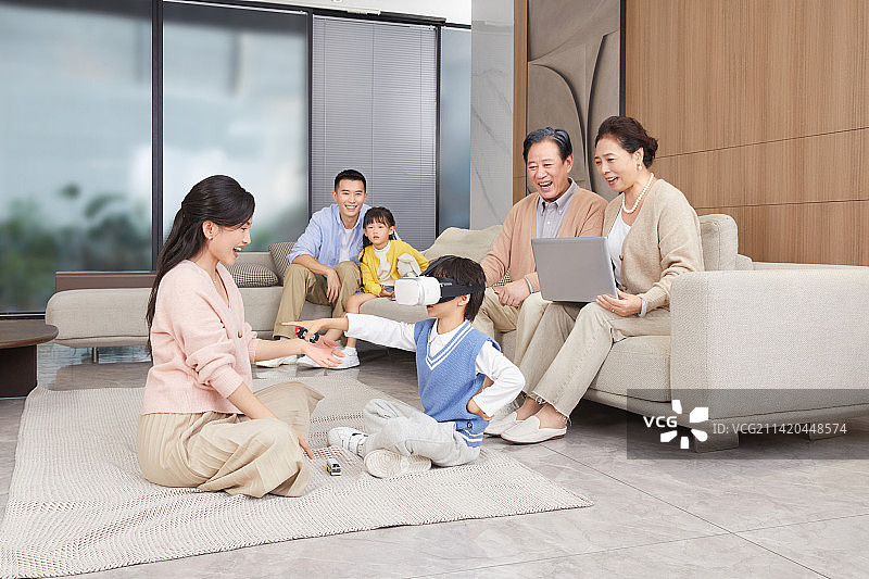 头戴VR的小男孩与母亲互动娱乐图片素材