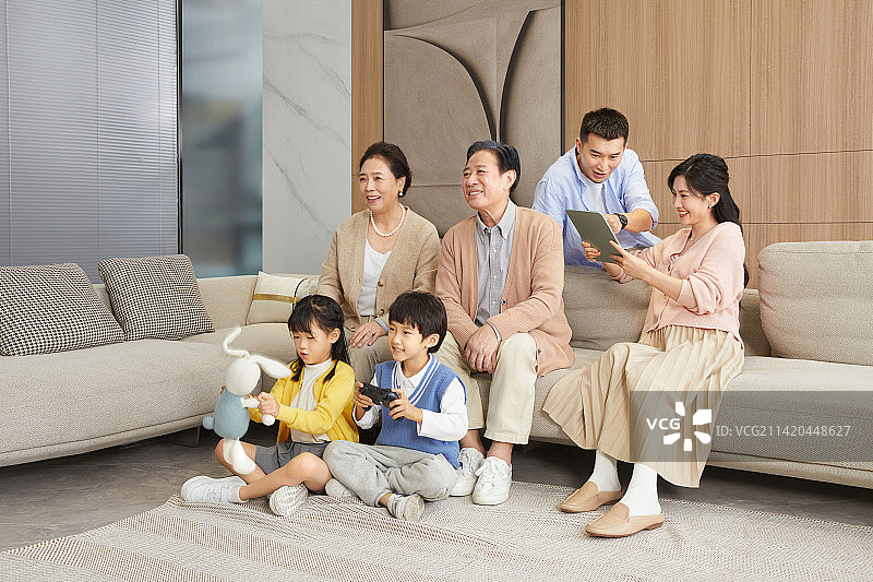 坐在客厅看电视的全家福图片素材