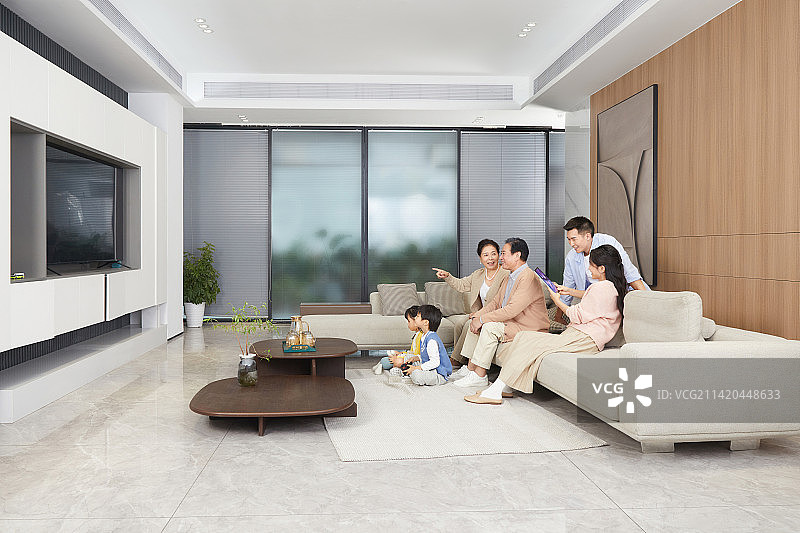 坐在客厅看电视的全家福图片素材