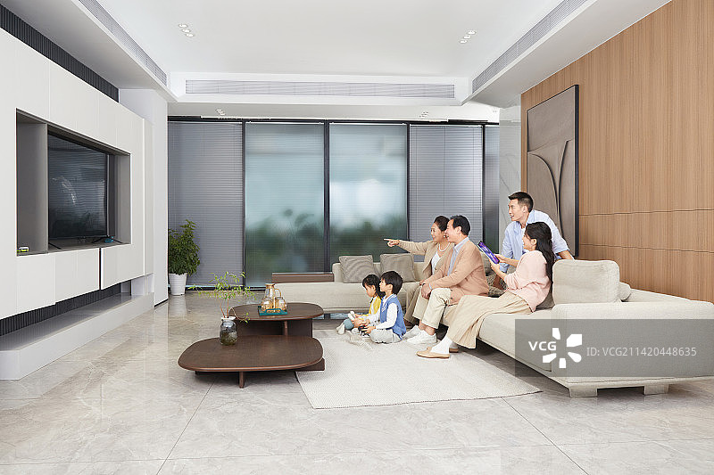 坐在客厅看电视的全家福图片素材