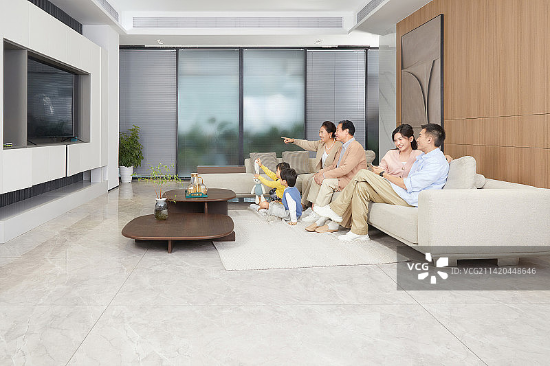 坐在客厅看电视的全家福图片素材