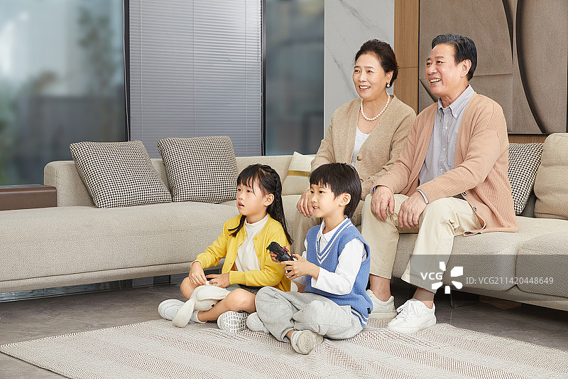 爷爷奶奶带着孙子孙女一起看电视图片素材