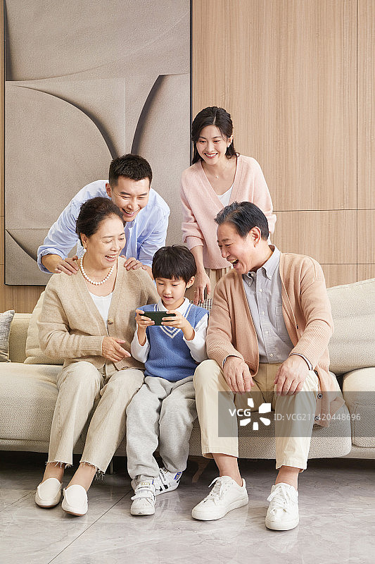 坐在客厅沙发上的一家五口图片素材