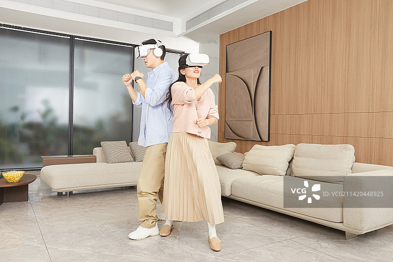 使用VR娱乐的年轻夫妻图片素材