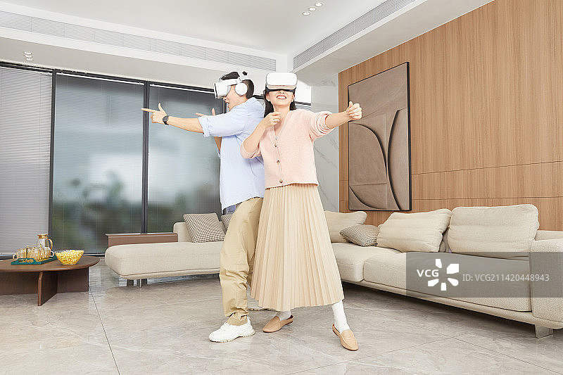 使用VR娱乐的年轻夫妻图片素材